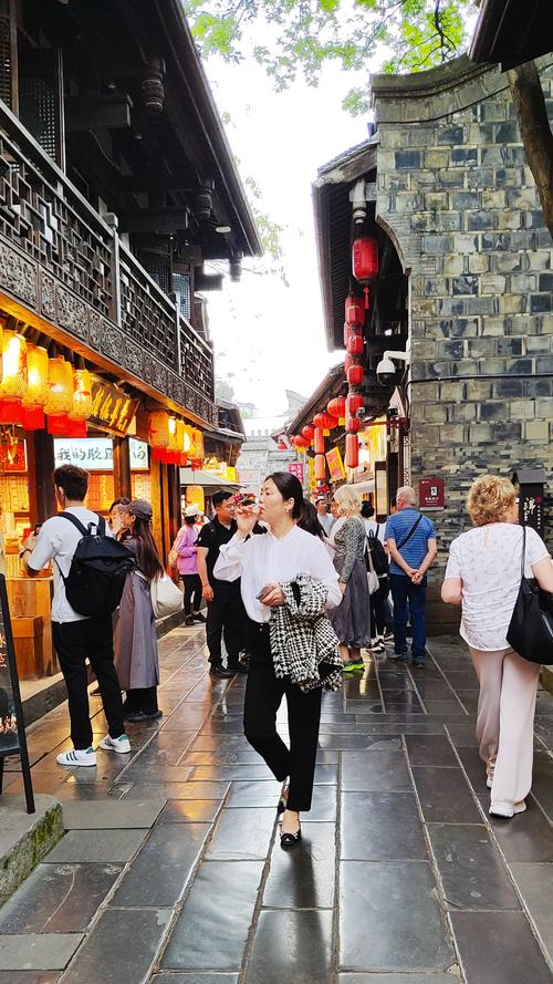 繁忙职员渴望舒缓身心之旅，五一游成都，锦里古街玩法多？